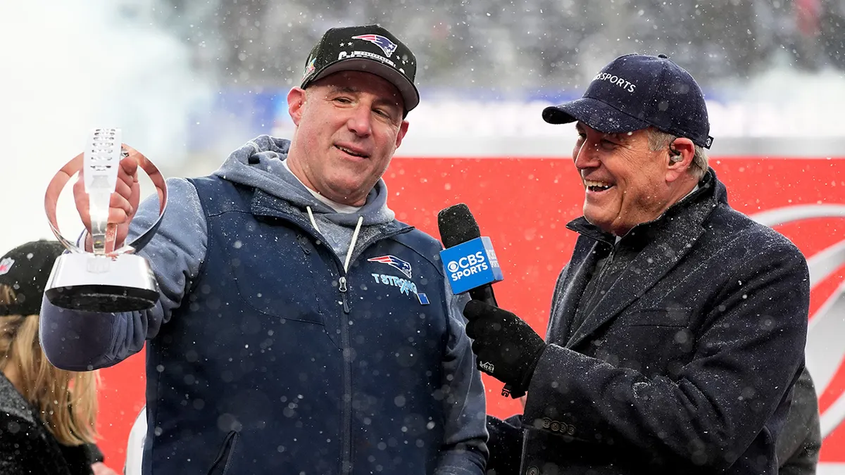 Mike Vrabel talks to Jim Nantz
